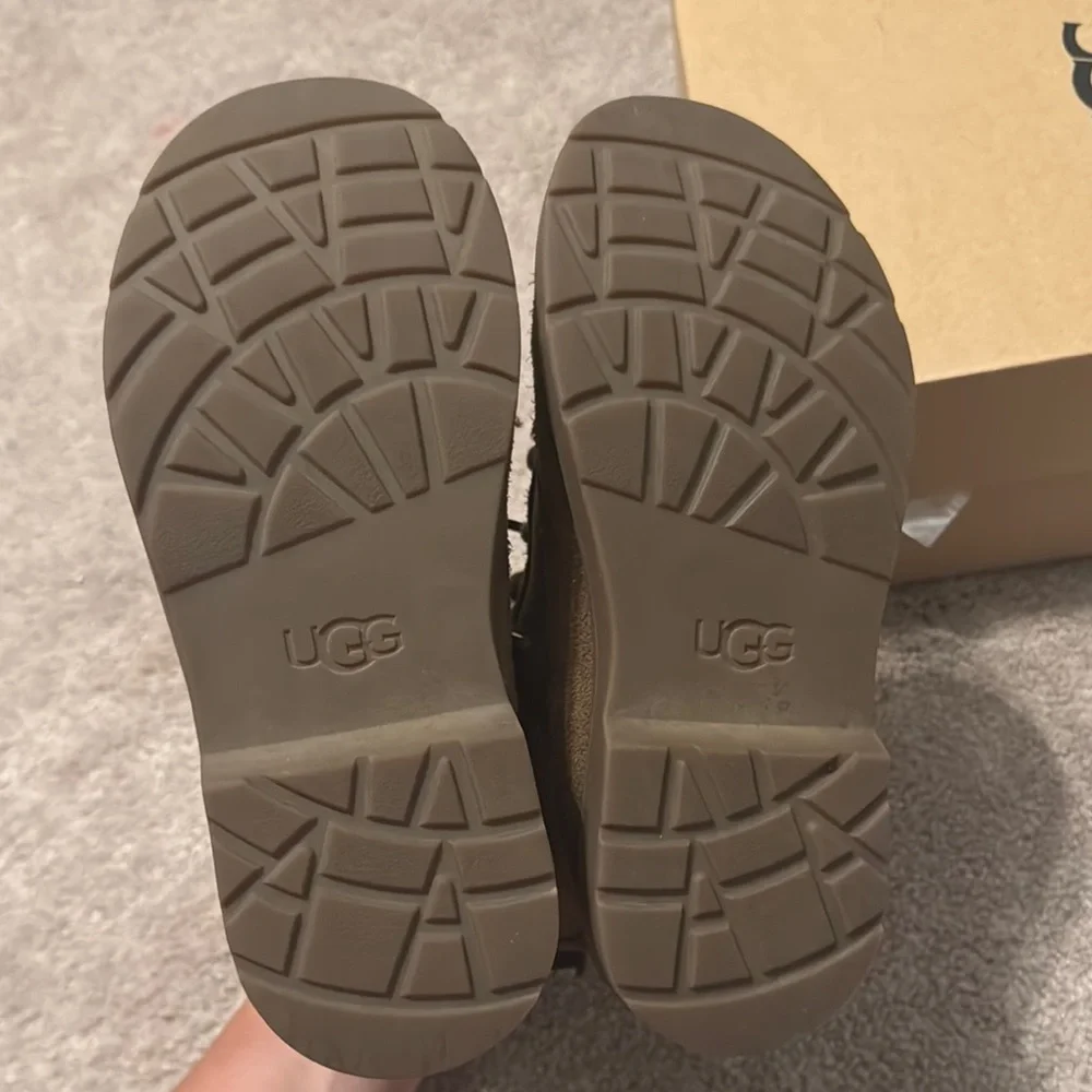 UGG Robley Boots - Picture 6 of 11